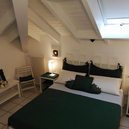 B&B Le Magnolie Γκαλλαράτε Δωμάτιο φωτογραφία